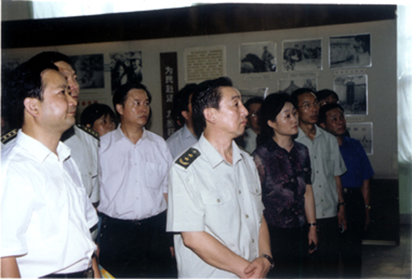 2003年彭雪枫之子彭小枫中将来到我馆参观