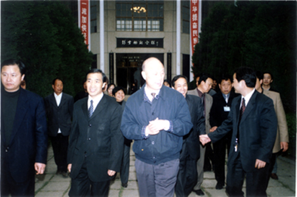 2003年郭树言到馆参观