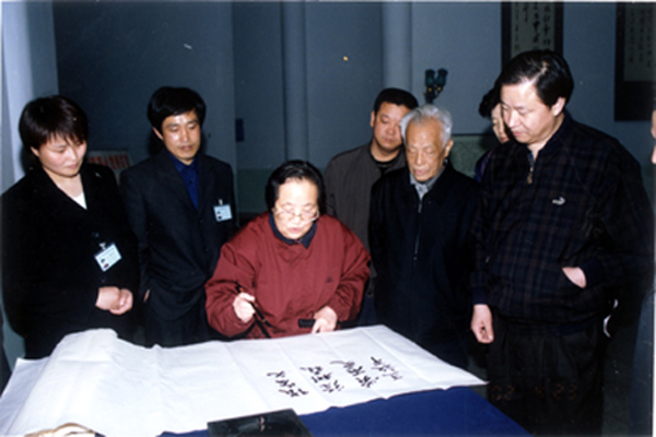 2001年11月原四师拂晓剧团小演员黄石文王效萍到我馆参观