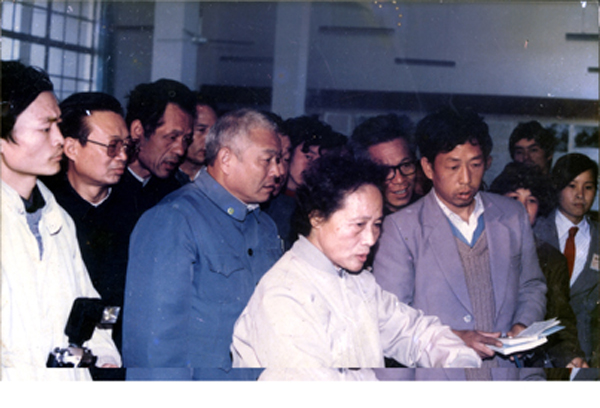 1988年11月11日林颖同志来到我馆参馆，并与我馆职工讲述