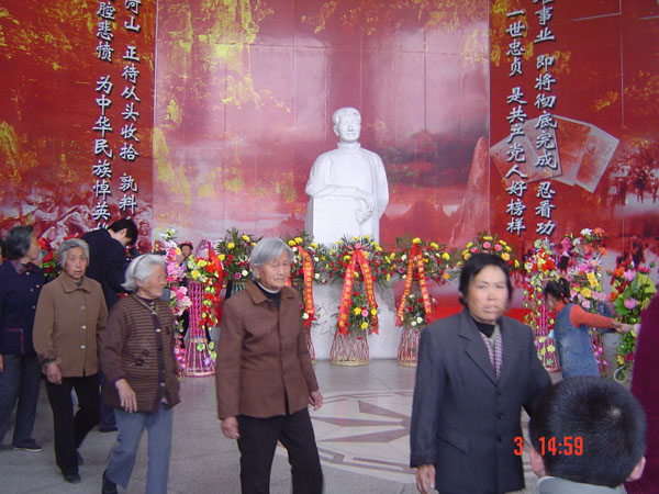 清明时节前来参观的群众