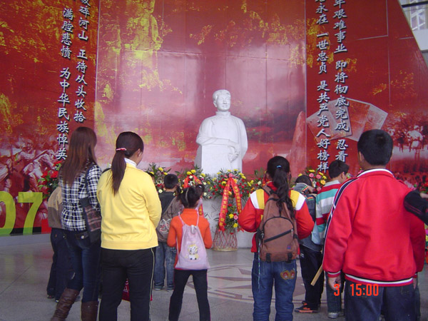 2008清明节来馆参观的群众.JPG