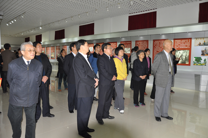郭庠生烈士长子郭树言及亲属在观看展览